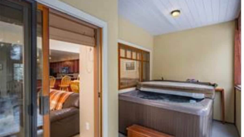 Ahhhhh ... fully maintained hot tub on the deck!