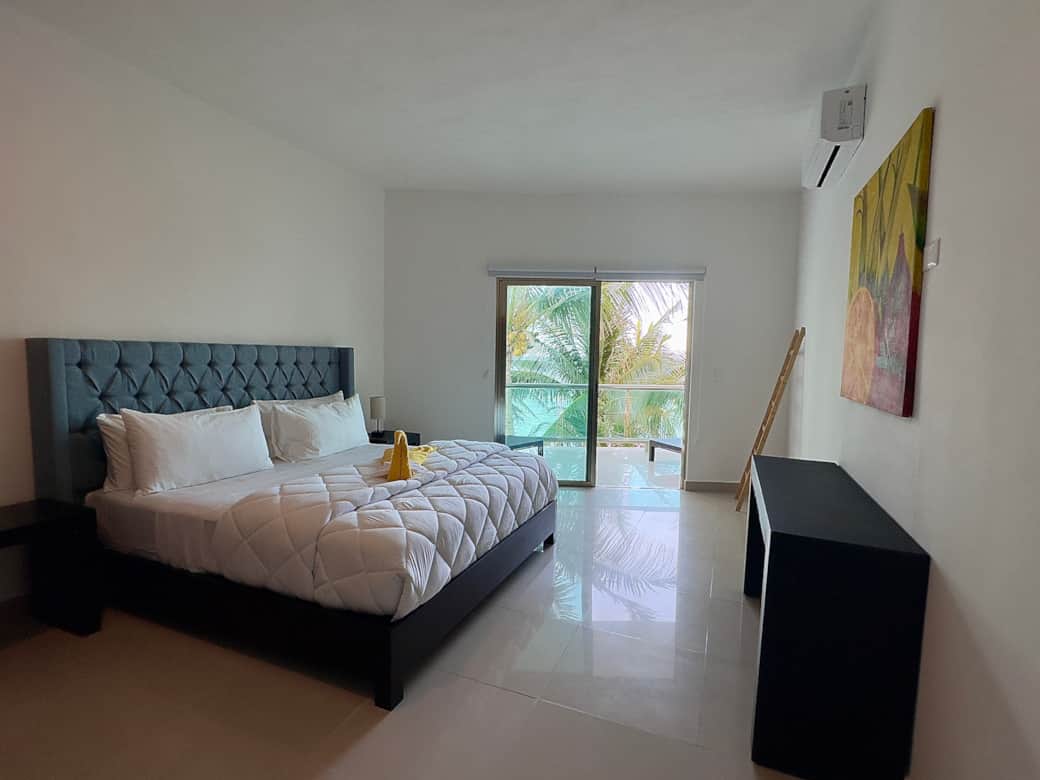 Chambre vue mer, lit king size, salle de bain attenante, balcon avec chaises longues Chambre vue mer, lit king size, salle de bain attenante, balcon avec chaises longues