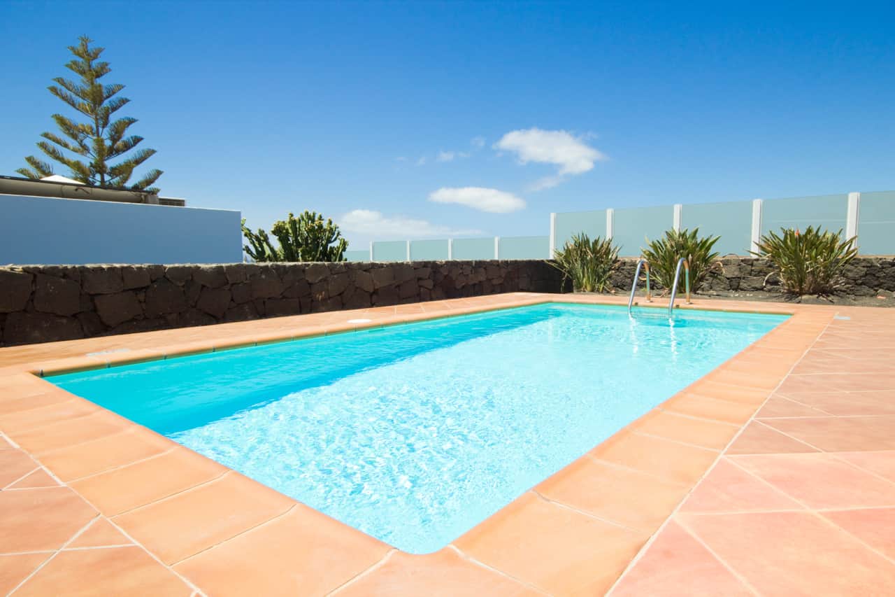 Amplia piscina privada en villa vacacional de Playa Blanca por AZ Rentals
