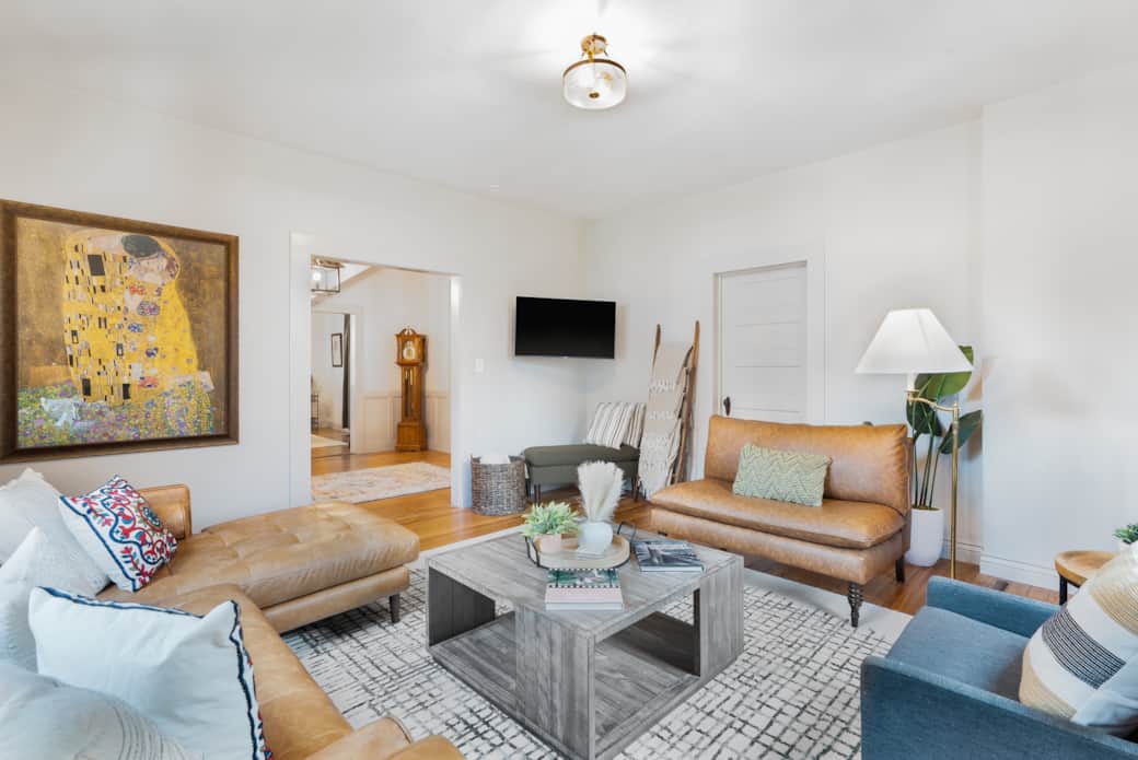 Another view of the LR. There is a bench under the TV for extra seating as well Another view of the LR. There is a bench under the TV for extra seating as well