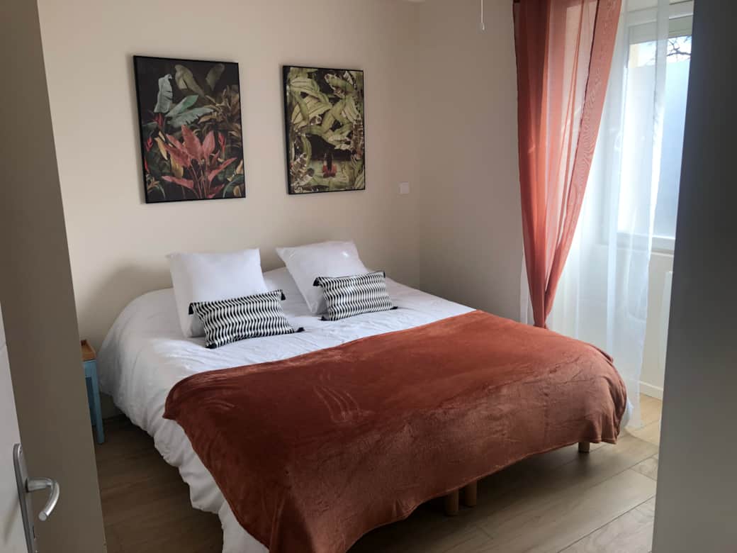 Chambre lit Queen size appartement Le89bis