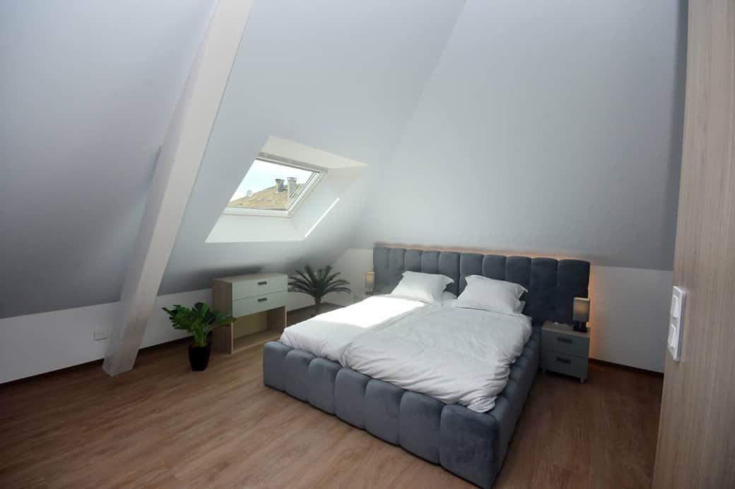 Une chambre douce et épurée sous les toits.

