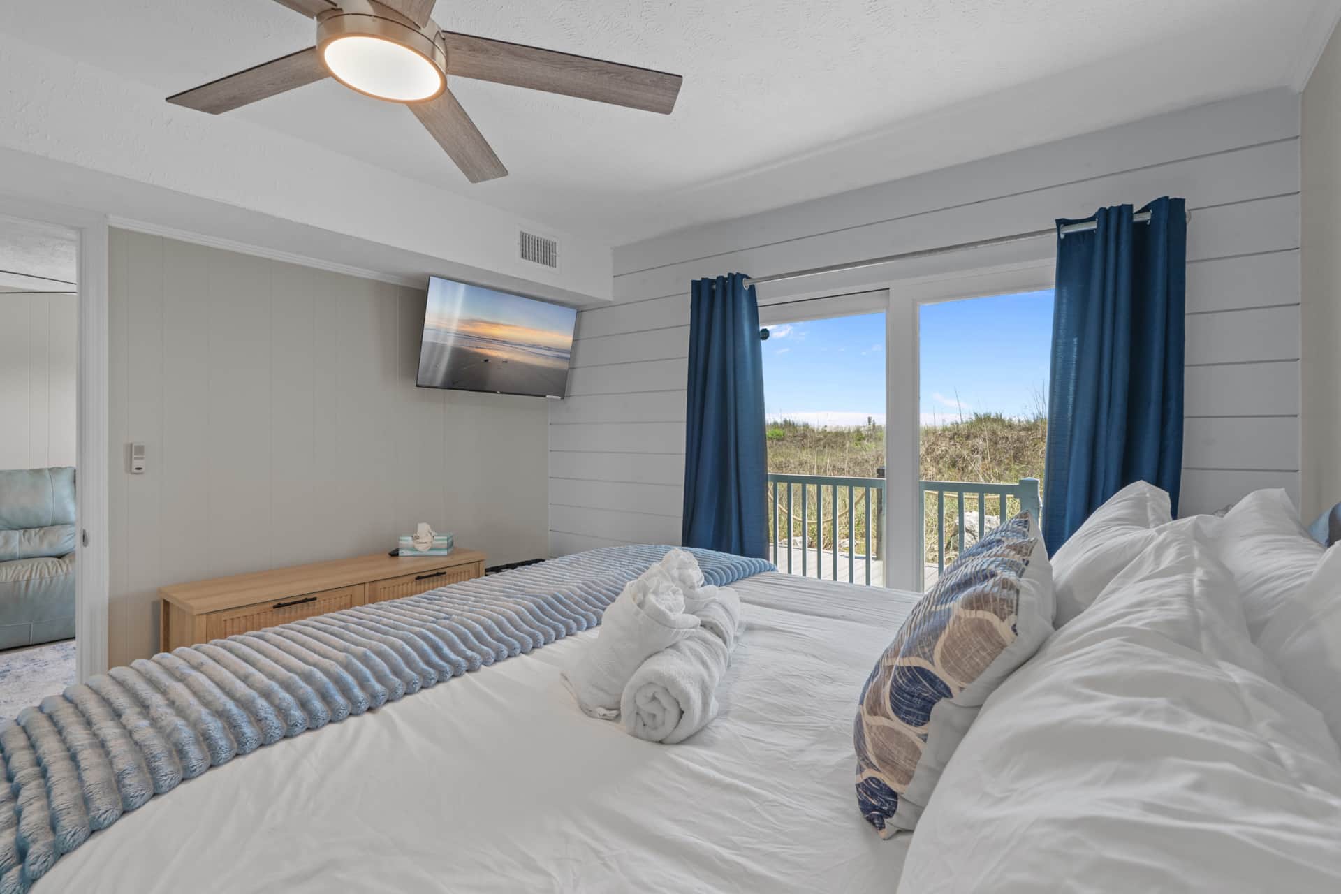 King bedroom with private bathroom at The Sapphire Pelican