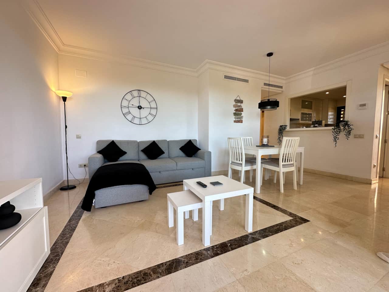Sala de estar con sofá cama para 2 personas 