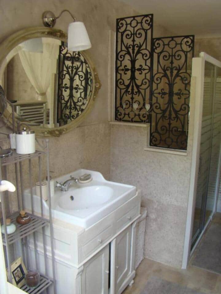 Salle de bain, lavabo, douche et WC.