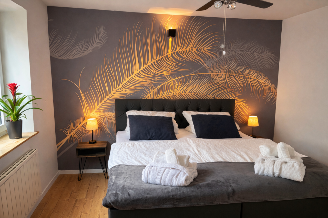 Bequemes Boxspringbett (1,80m x 2,00m) mit Topper, Ganzkörperspiegel, Kommode, Elektrische Rollläden