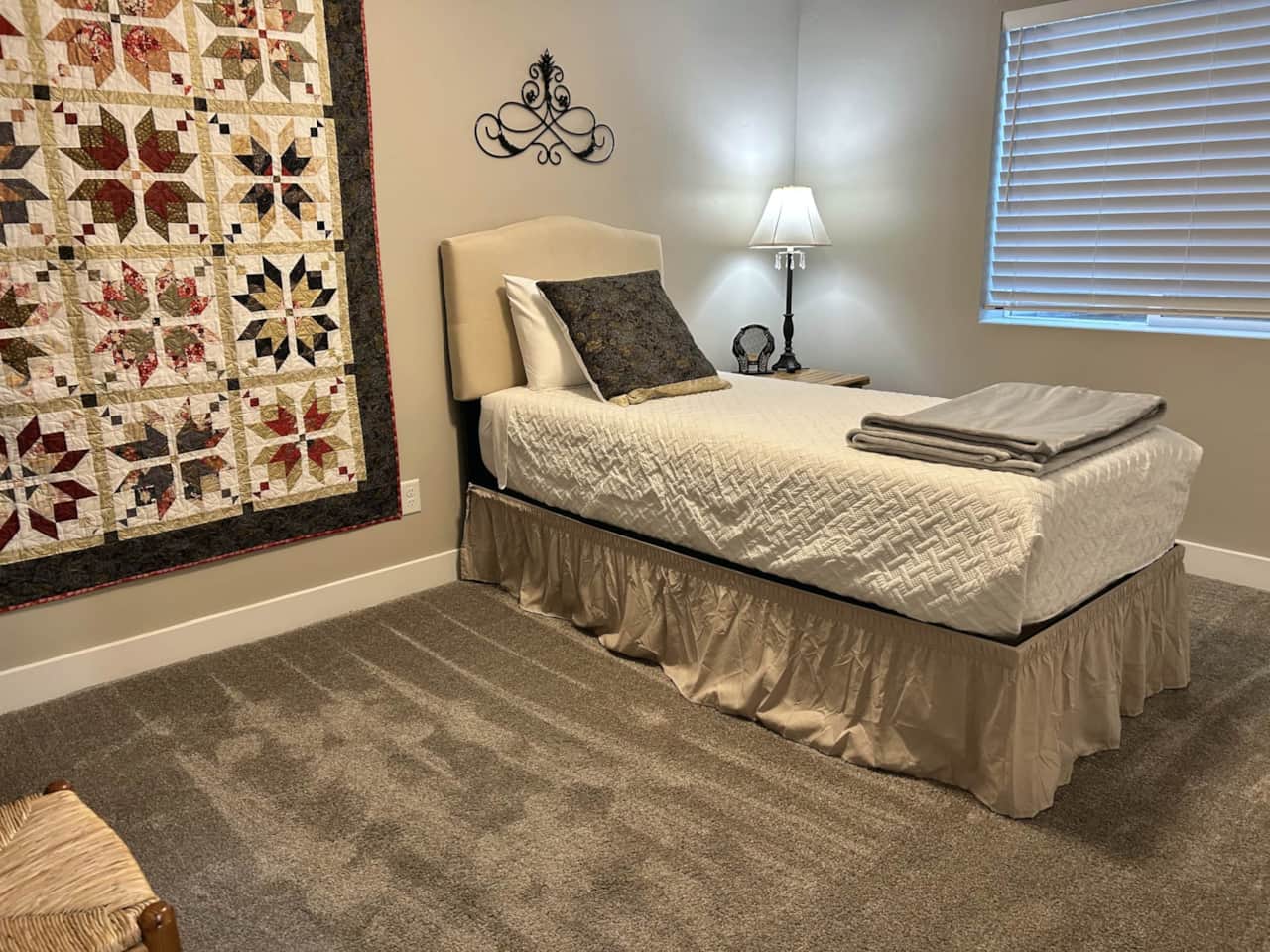 cedar-city-quilt-retreat-gilded-star-room-twin-xl-bed-star-quilt.jpg