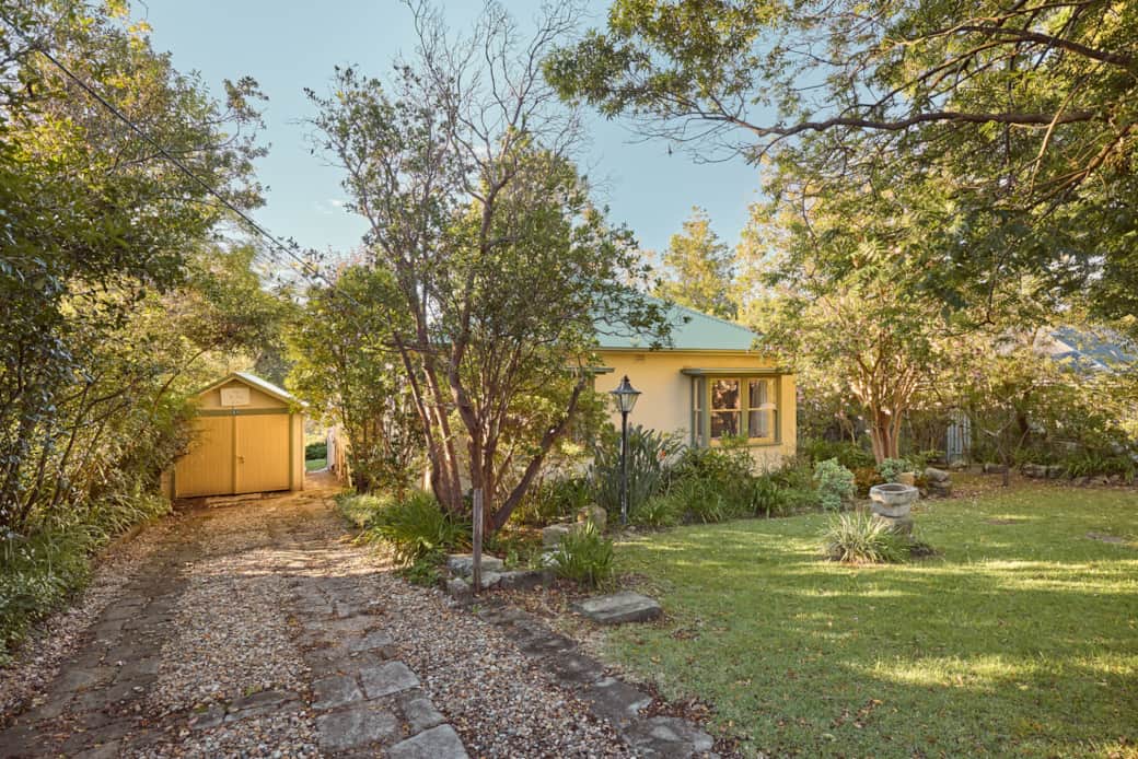Welcome to Emerald Cottage - Enter down the driveway to your private oasis for your stay. Welcome to Emerald Cottage - Enter down the driveway to your private oasis for your stay.