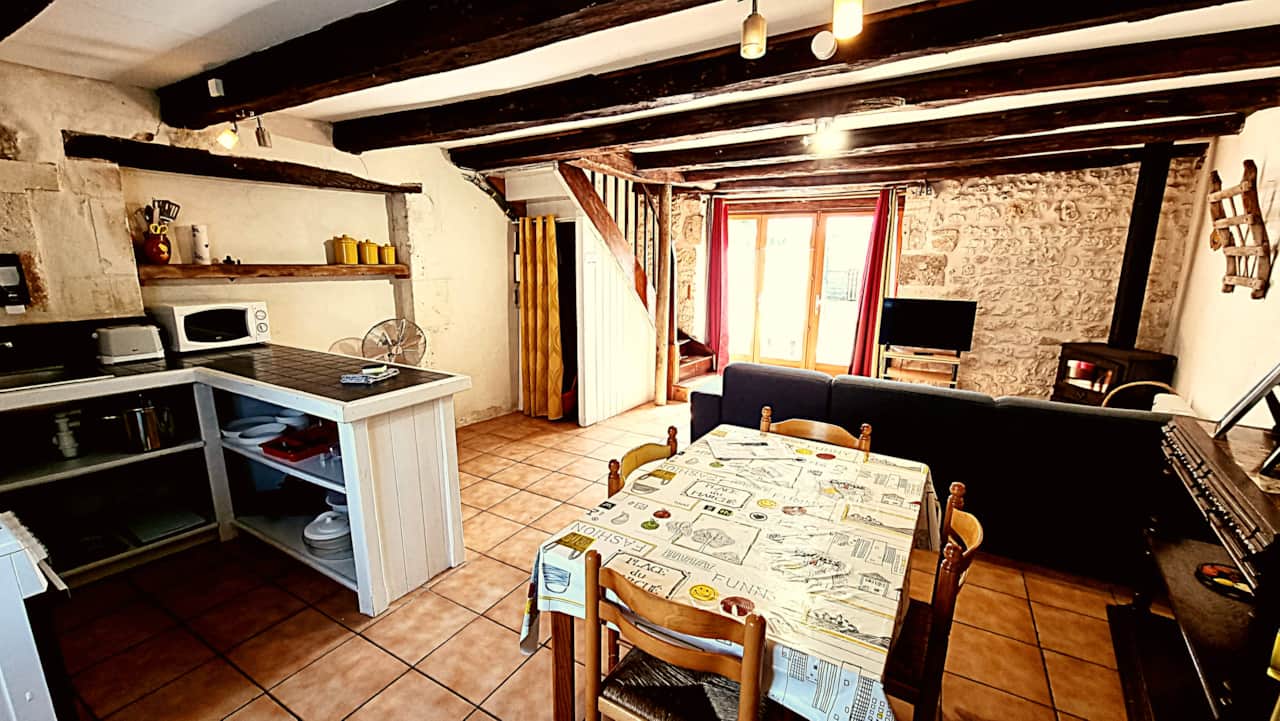 Cocina rústica y comedor en Le Chai