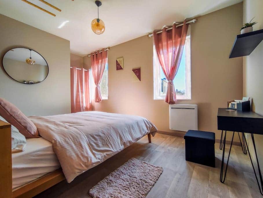 Schlafen Sie gut in einem gemütlichen Schlafzimmer mit neuem Bettzeug Schlafen Sie gut in einem gemütlichen Schlafzimmer mit neuem Bettzeug