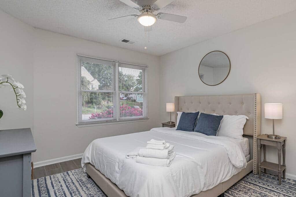Queen bedroom Queen bedroom
