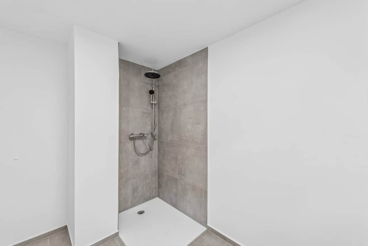 Ebenerdige Dusche mit Regenduschkopf – Wellness in Trierweiler