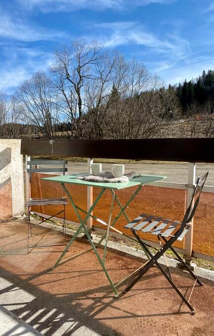 Petit balcon bien exposé vue sur les pistes de ski