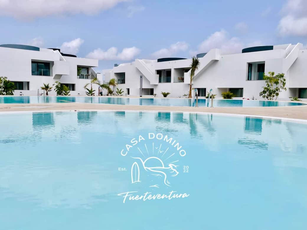 piscine ouverte toute l'année avec chaises longues