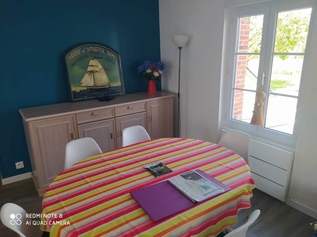 La salle à manger avec 6 chaises