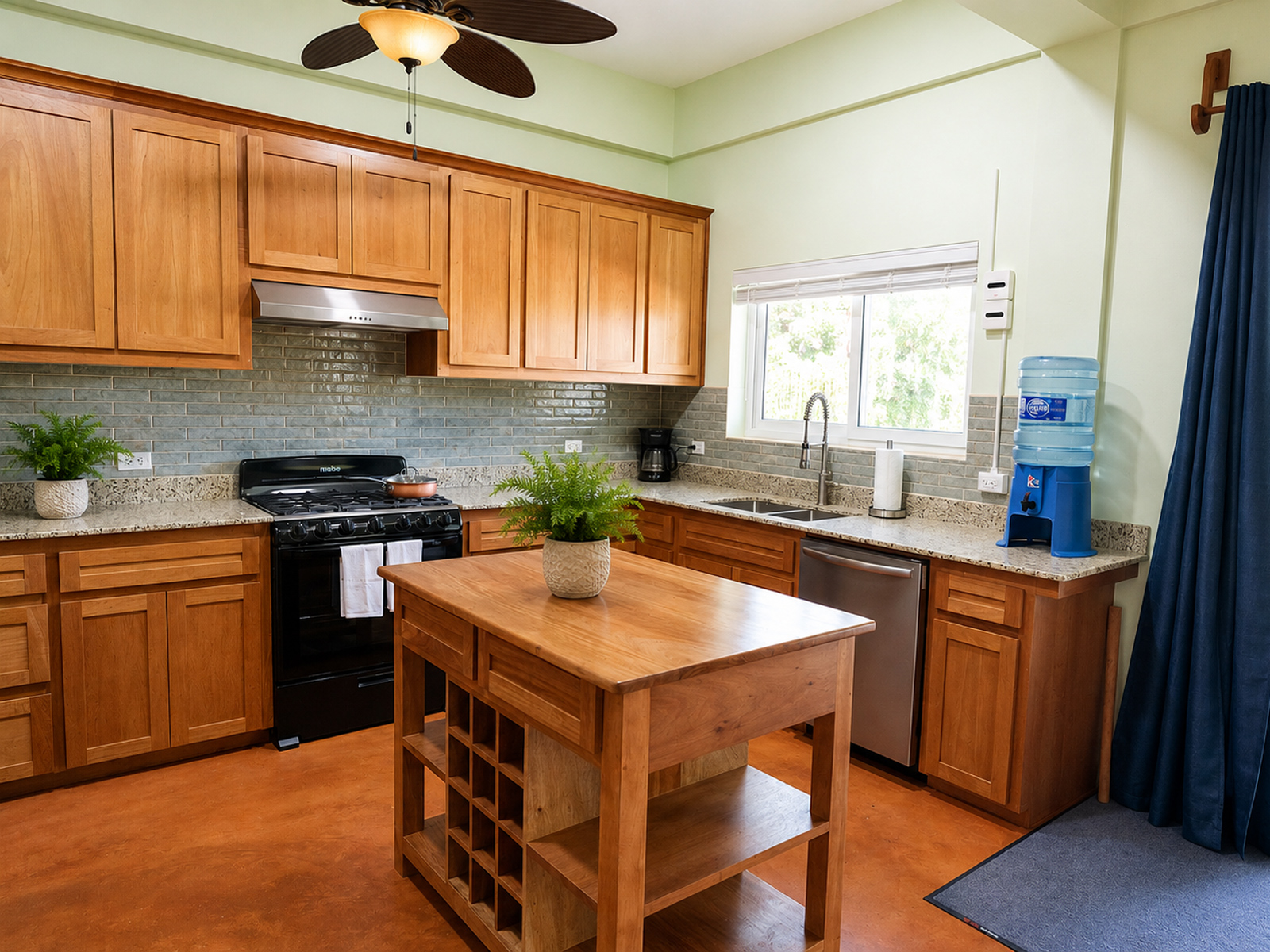 Kitchen Photo 2