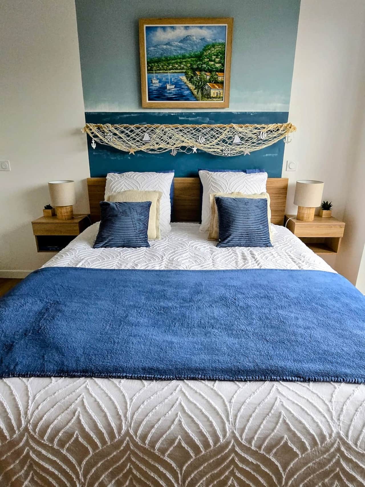 Lit queen size du "Studio Bleu"