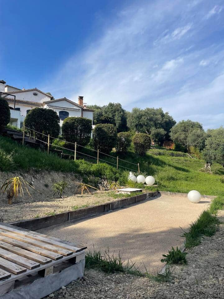 Terrain de pétanque pour des parties endiablées ! 
