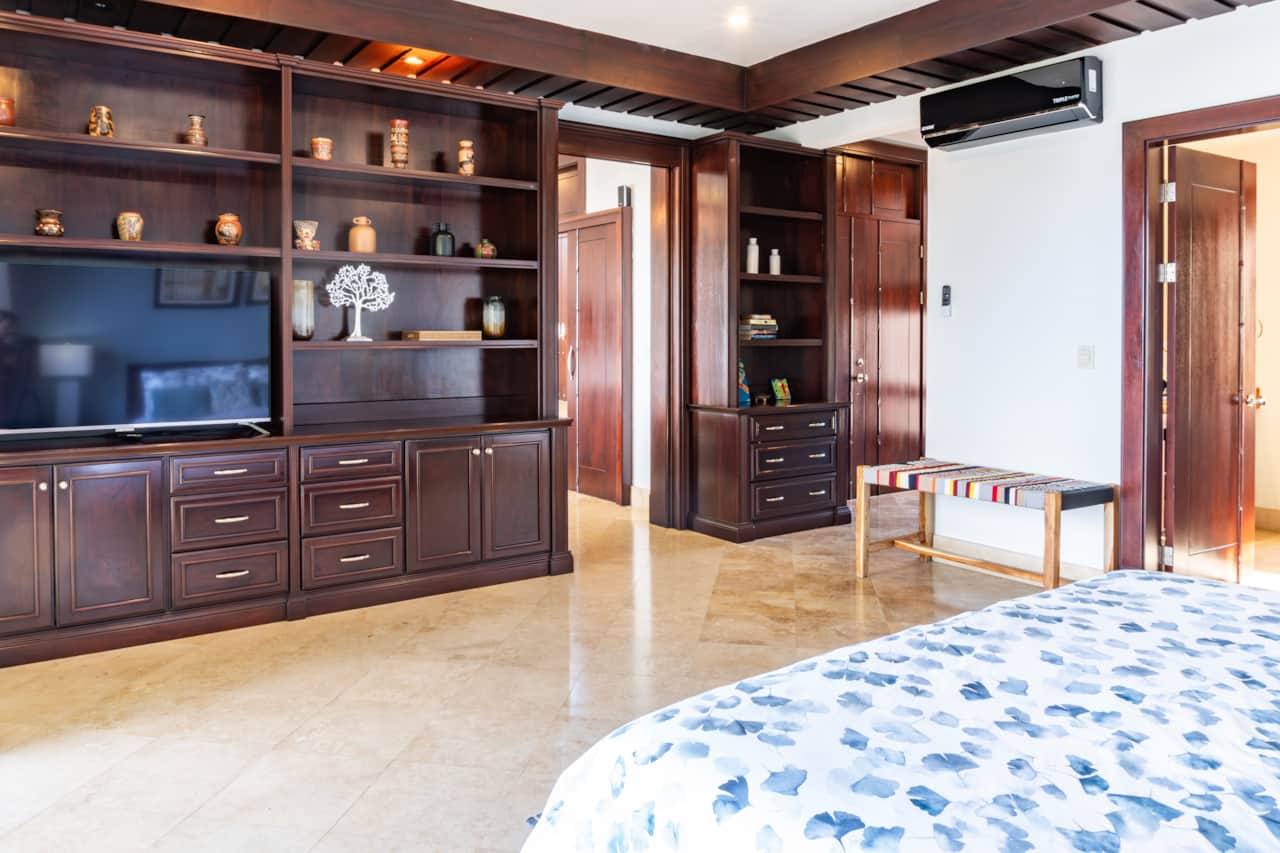 Casa Macaw -Main floor King Bedroom, private entrance to media room