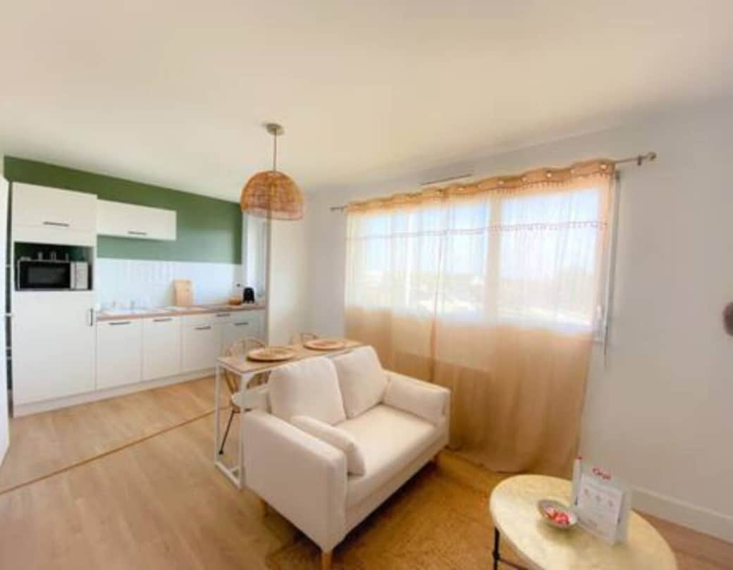 Studio lumineux avec lit double et TV pour un séjour confortable.