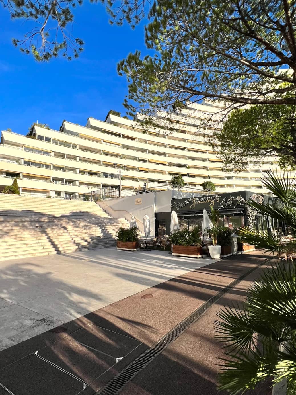 Escalier central de la Marina Baie des Anges
