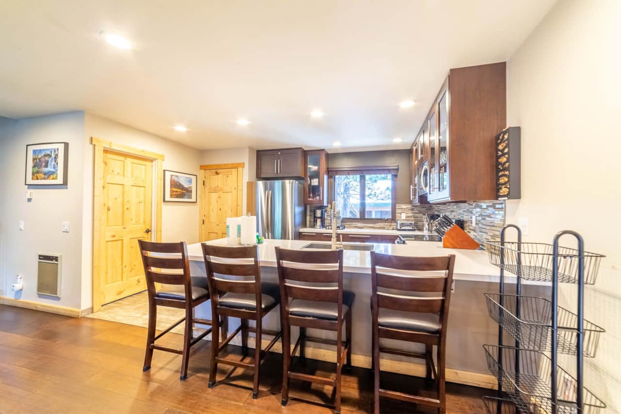 Redline Mammoth Luxurious Mammoth Pines Condo 2nd Floor Kitchen