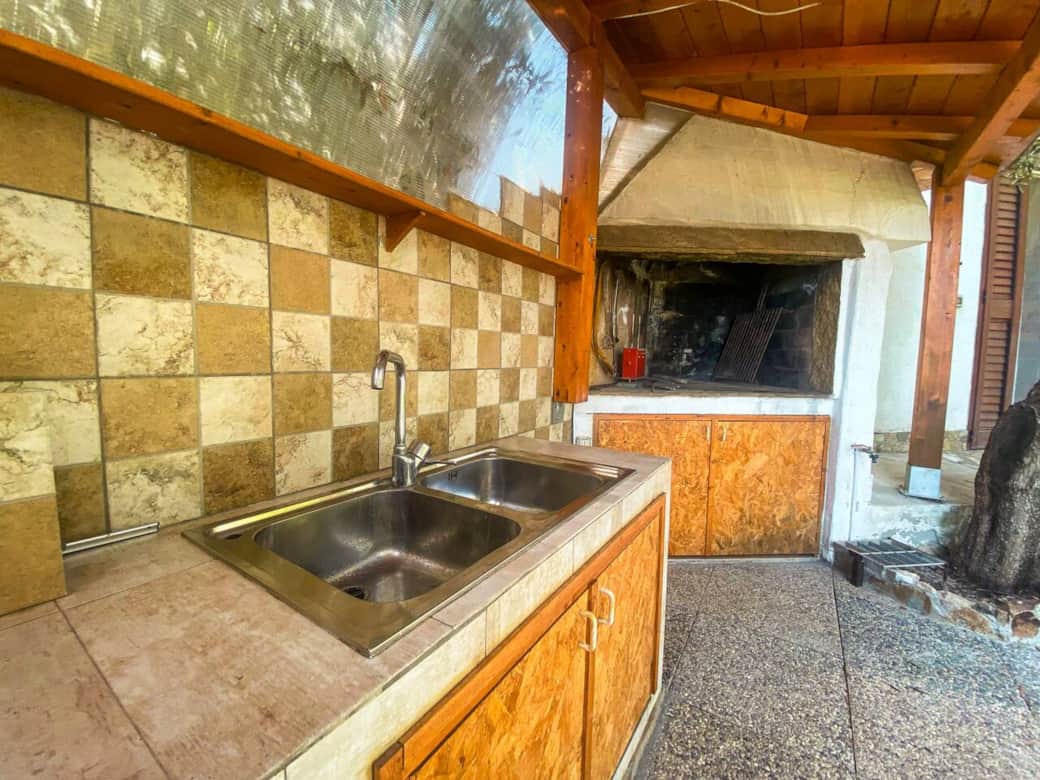 Pratica area barbecue con lavello e spazio per cucinare. Perfetta per grigliate in compagnia all’ombra degli ulivi.