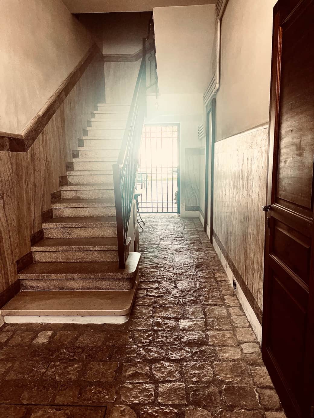 INGRESSO ANDRONE CONDOMINIALE INGRESSO ANDRONE CONDOMINIALE