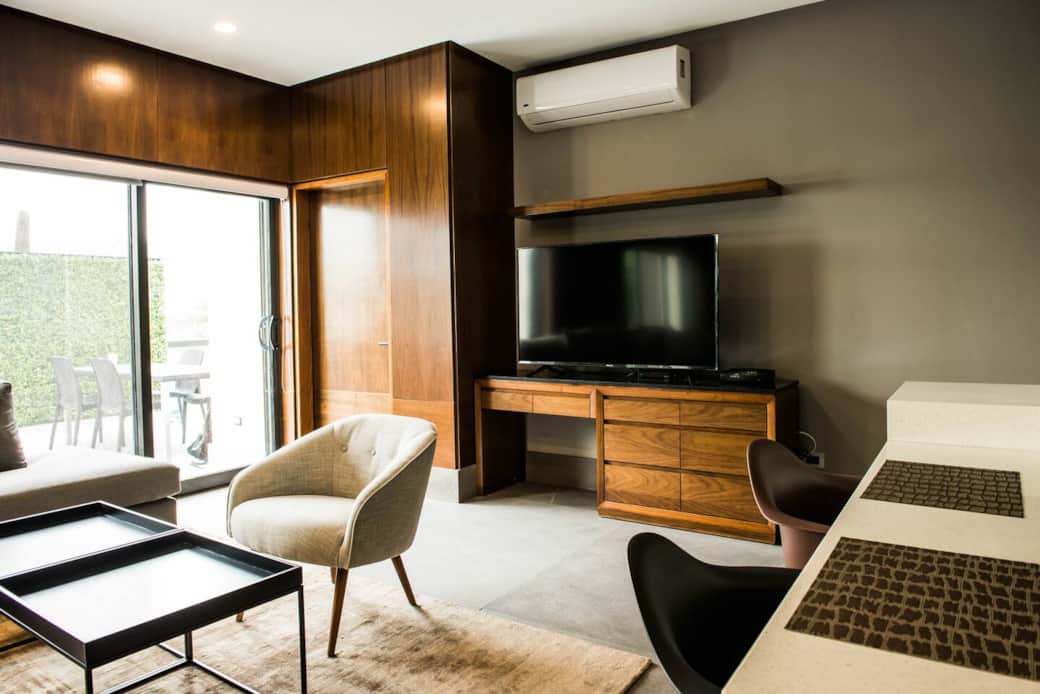 Sala con Smart Tv y sillones en L