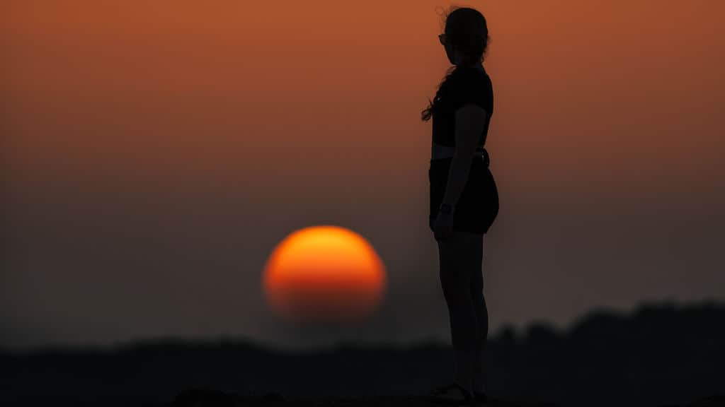Eine Frau im Gegenlicht bei Sonnenuntergang auf Fuerteventura