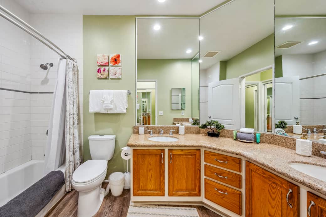 Transform your space with this stylish bathroom design! Clean lines and soothing colors.