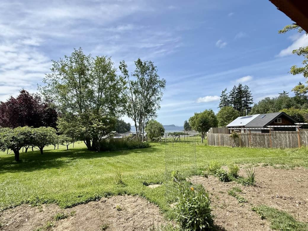 Bring your furry friends! Enjoy a spacious, fully fenced yard with room to roam, plus easy walking access to the beach. A perfect pet-friendly retreat with peaceful island views and outdoor space to relax.
Bring your furry friends! Enjoy a spacious, fully fenced yard with room to roam, plus easy walking access to the beach. A perfect pet-friendly retreat with peaceful island views and outdoor space to relax.