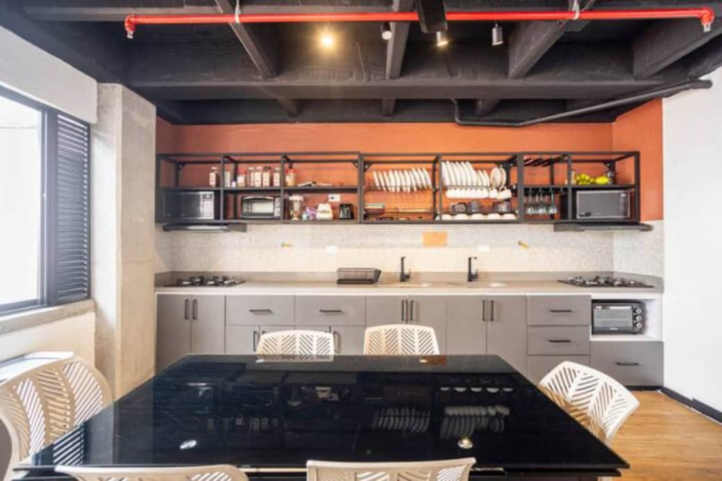 Hospedaje en el Poblado con moderna cocina compartida