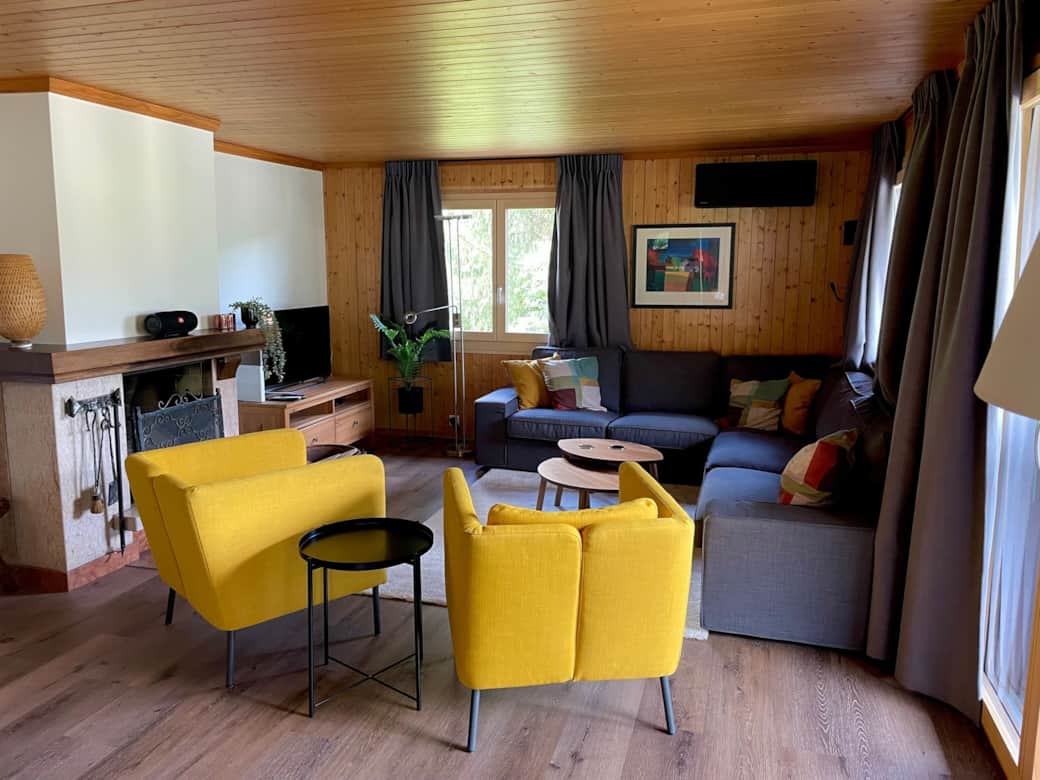 Gemütliches Wohnzimmer mit offenem Kamin – ideal für entspannte Abende nach einem Tag in den Bergen