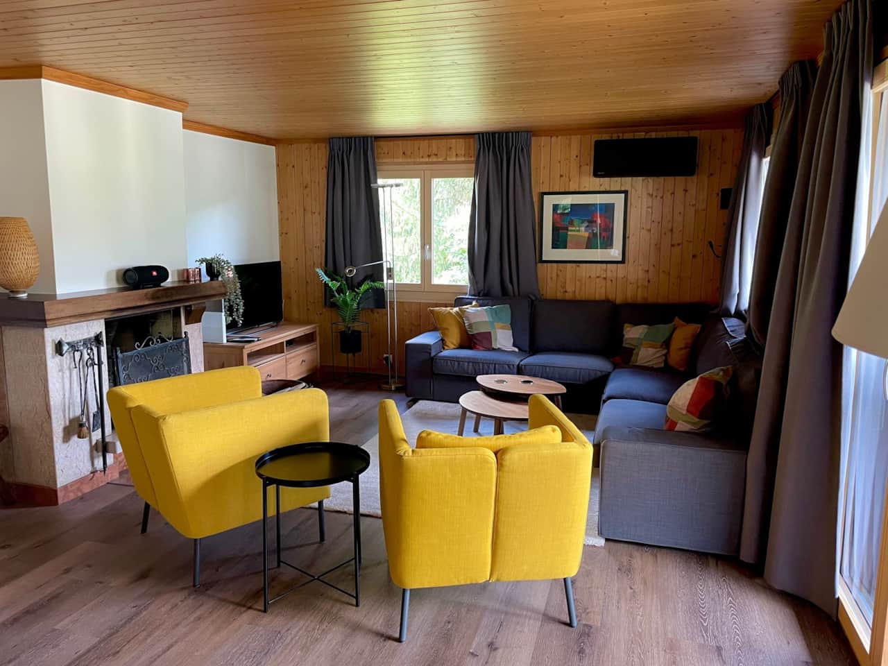 Gezellige woonkamer met open haard, ideaal voor ontspannen avonden na een dag in de bergen.
