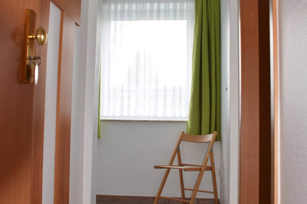 Wohnungseingang und Flur mit Durchgang zum Schlafzimmer