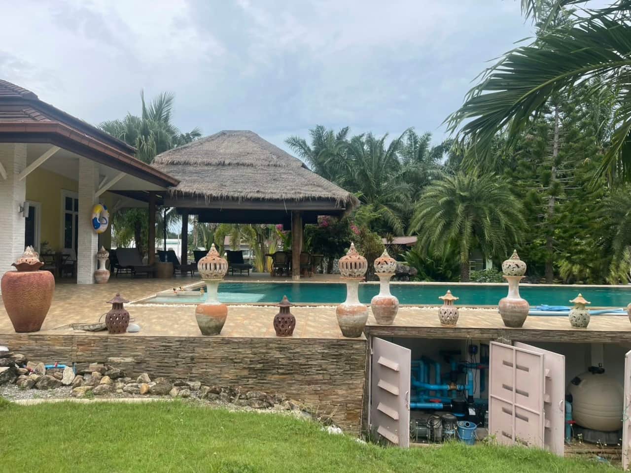 PRIVATE Pool and surroundings