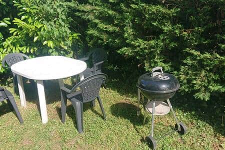 Jardin avec table, chaises et barbecue à disposition. Jardin avec table, chaises et barbecue à disposition.