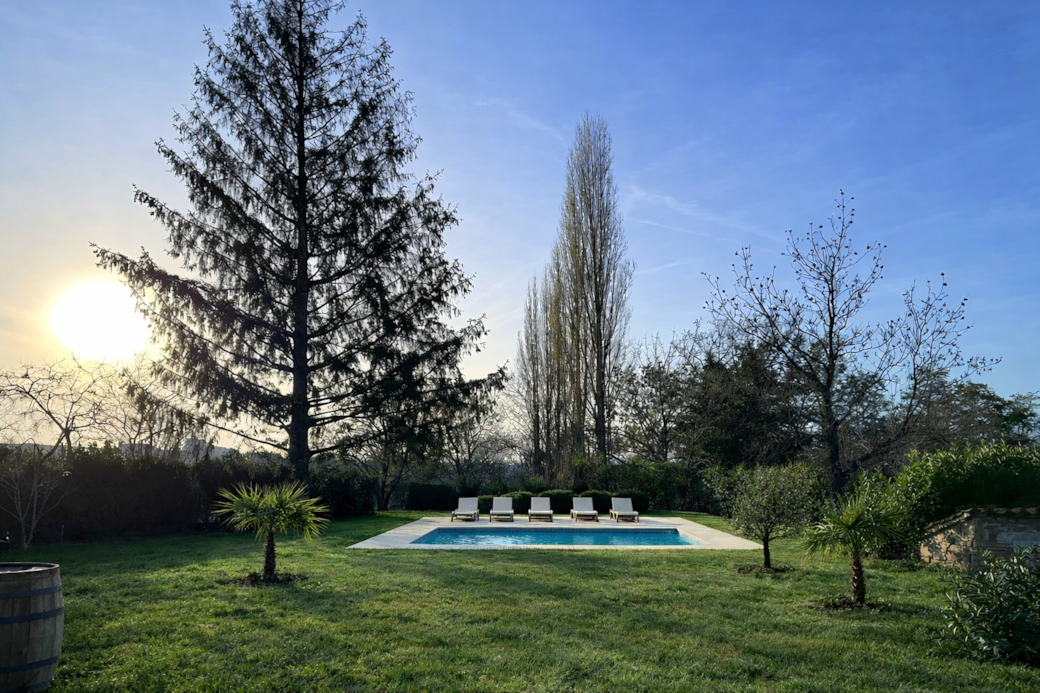 Jardin de détente au coucher du soleil