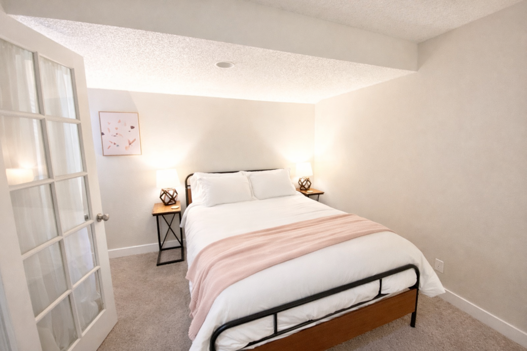 (Downstairs Bedroom) Ultra-comfortable Casper Queen mattress