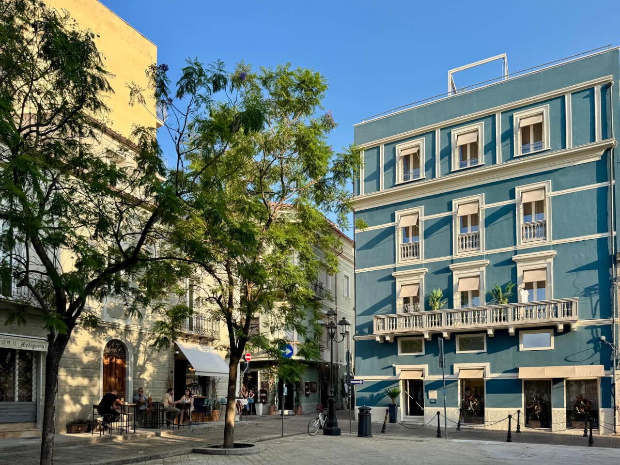 Olbia Hafen mit Booten und kristallklarem Wasser, Panoramablick über die nordöstliche Küste Sardiniens