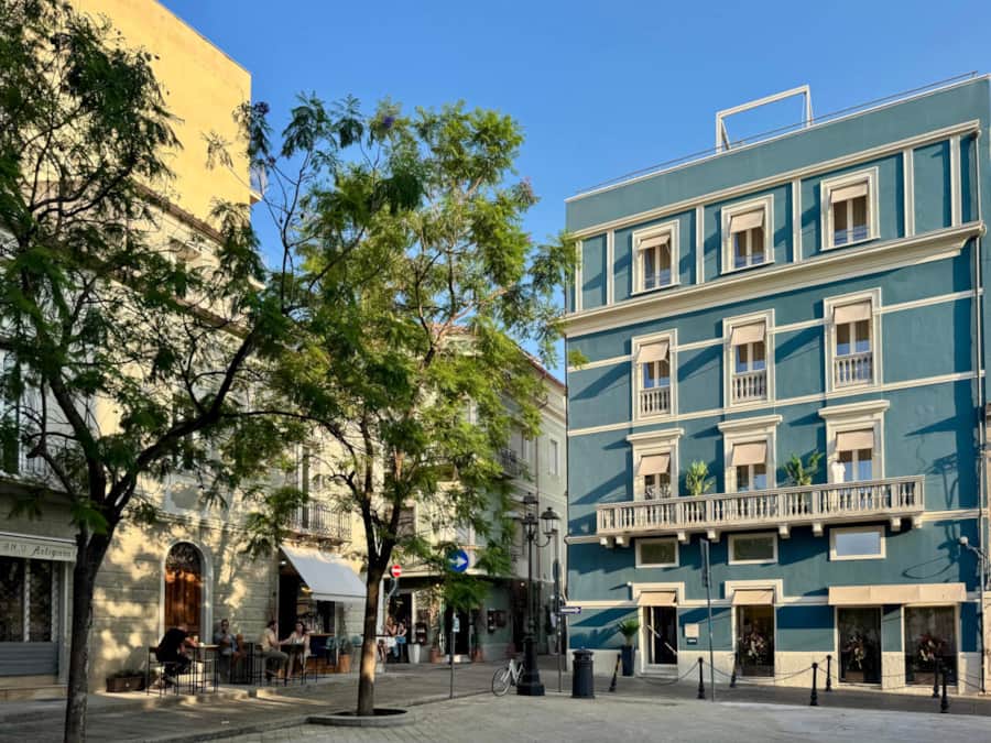 Originale Gebäude an Olbias Hauptplatz im historischen Zentrum