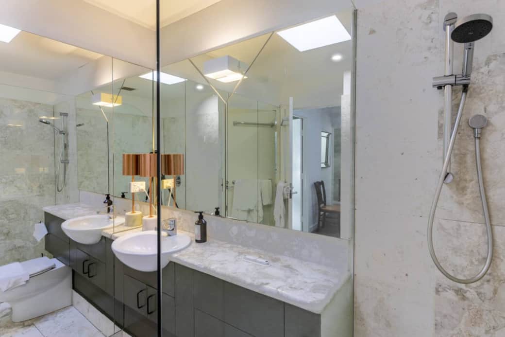 Main bathroom luxurious feel, freshly renovated.