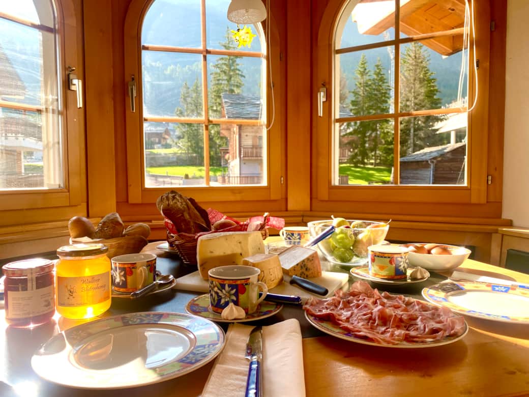 Frisch gestärkt in den Tag - geniessen Sie Ihr Frühstück mit den ersten Sonnenstrahlen Frisch gestärkt in den Tag - geniessen Sie Ihr Frühstück mit den ersten Sonnenstrahlen