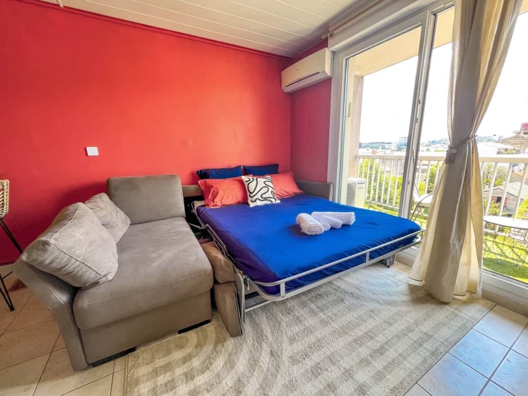 Canapé convertible en lit 140x190 avec vrai matelas, offrant un couchage confortable pour 2 personne