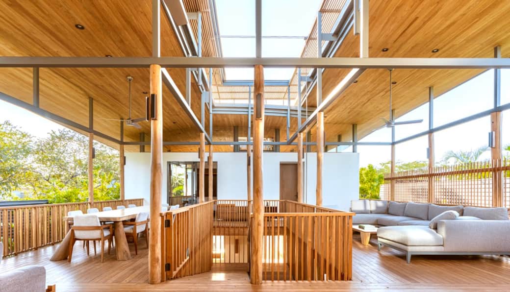 Deck Dining & Lounge