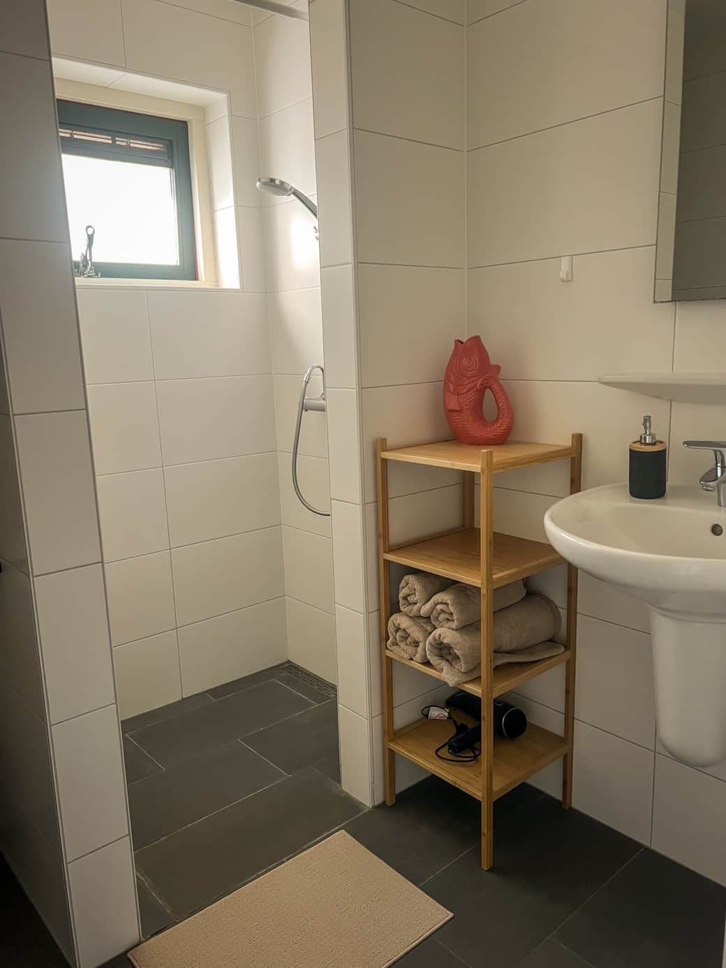Prive badkamer met toilet, douche en wasbak