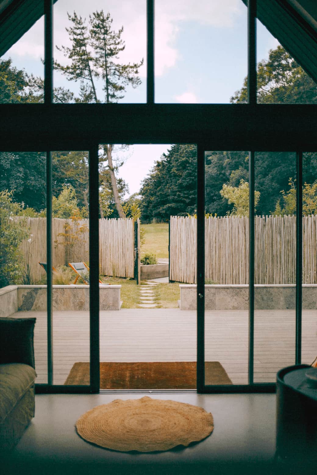 Vue de la maison vers le jardin et le parc Vue de la maison vers le jardin et le parc