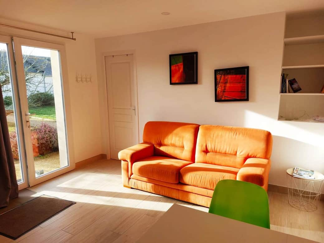 La pièce de vie et son canapé convertible avec matelas à usage quotidien 