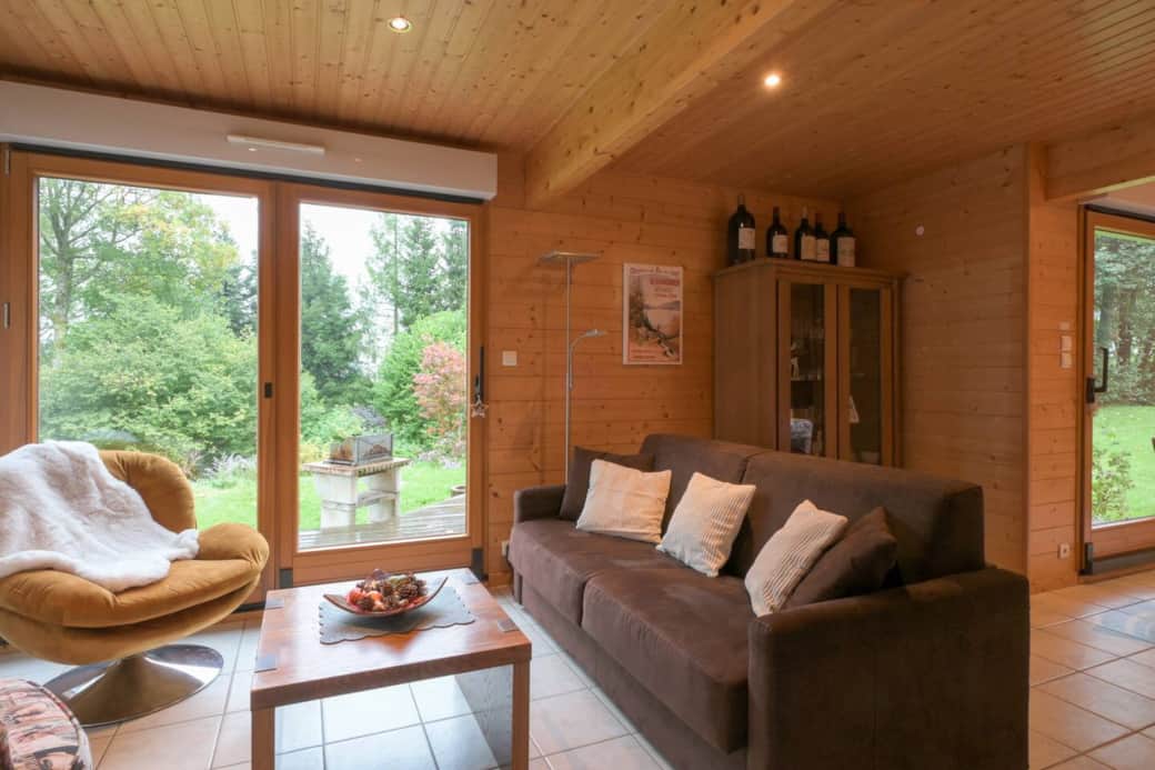 Espace salon avec belle vue sur la terrasse et le jardin